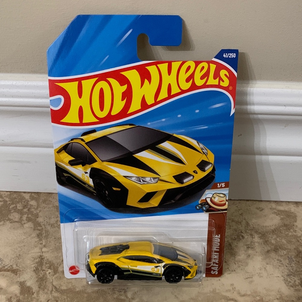 Hot Wheels Lamborghini Huracan Sterrato 1/5 and 41/250 yellow Safari Mode Mattel